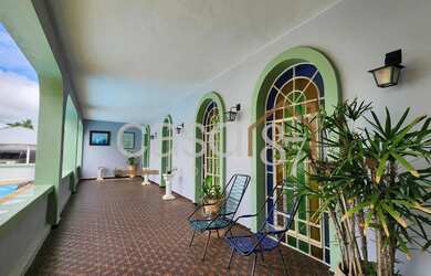 Imagem: A casa possui 3 Dormitórios, 3 Banheiros, 298m² de Área e