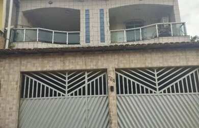 Imagem: A casa possui 3 Dormitórios, 2 Banheiros, 2 Vagas na garagem