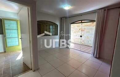 Imagem: A casa possui 3 Dormitórios, 3 Banheiros, 3 Vagas na garagem