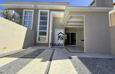 Imagem: A casa e possui 3 Dormitórios, Suítes, 2 Banheiros, 2 Vagas