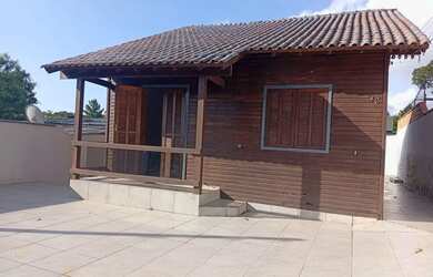 Imagem: A casa possui 2 Dormitórios, 1 Banheiro, 2 Vagas na garagem