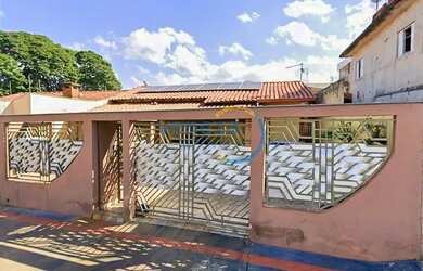 Imagem: A casa possui 3 Dormitórios, 2 Banheiros, 4 Vagas na garagem