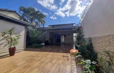 Imagem: A casa possui 4 Dormitórios, 5 Banheiros, 4 Vagas na garagem