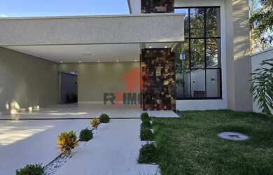 Imagem: A casa possui 3 Dormitórios, 2 Banheiros, 4 Vagas na garagem