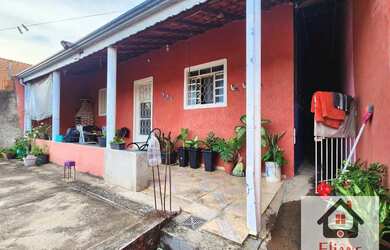 Imagem: A casa possui 2 Dormitórios, 1 Banheiro, 3 Vagas na garagem