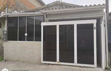 Imagem: A casa possui 2 Dormitórios, 1 Banheiro, 1 Vaga na garagem