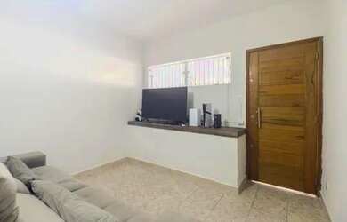 Imagem: A casa possui 3 Dormitórios, 2 Banheiros, 1 Vaga na garagem