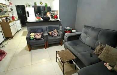 Imagem: A casa possui 2 Dormitórios, 3 Banheiros, 2 Vagas na garagem