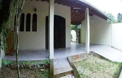 Imagem: A casa possui 3 Dormitórios, 2 Banheiros, 3 Vagas na garagem