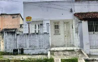 Imagem: A casa possui 3 Dormitórios, 2 Banheiros, 1 Vaga na garagem