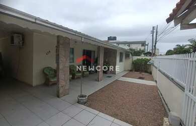 Imagem: A casa à venda possui 3 Dormitórios, 2 Banheiros, 2 Vagas