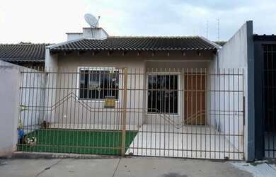 Imagem: A casa possui 2 Dormitórios, 1 Banheiro, 2 Vagas na garagem