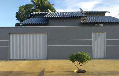 Imagem: A casa possui 3 Dormitórios, 2 Banheiros, 1 Vaga na garagem