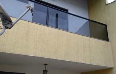 Imagem: A casa possui 2 Dormitórios, 2 Banheiros, 1 Vaga na garagem