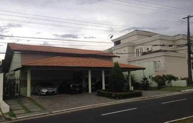 Imagem: A casa possui 3 Dormitórios, 5 Banheiros, 4 Vagas na garagem