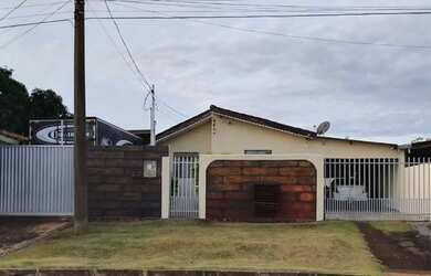 Imagem: A casa possui 3 Dormitórios, 3 Banheiros, 3 Vagas na garagem