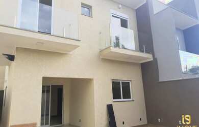 Imagem: A casa possui 3 Dormitórios, 2 Banheiros, 2 Vagas na garagem