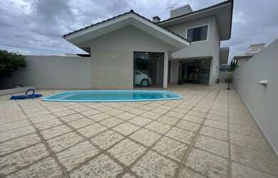 Imagem: A casa possui 3 Dormitórios, 3 Banheiros, 2 Vagas na garagem