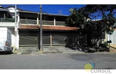 Imagem: A casa possui 4 Dormitórios, 3 Banheiros, 4 Vagas na garagem