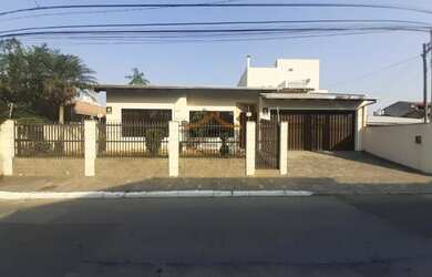 Imagem: A casa possui 3 Dormitórios, 1 Banheiro, 1 Vaga na garagem