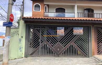 Imagem: A casa possui 3 Dormitórios, 4 Banheiros, 2 Vagas na garagem