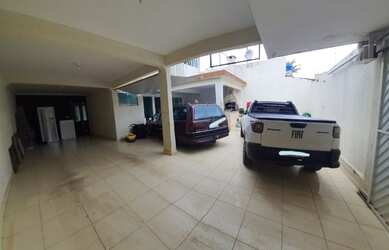 Imagem: A casa possui 4 Dormitórios, 3 Banheiros, 3 Vagas na garagem