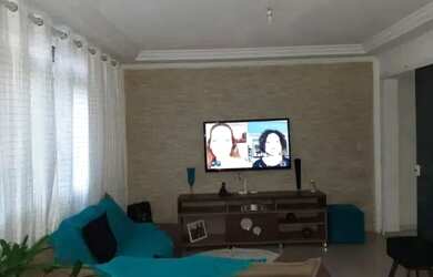 Imagem: A casa possui 4 Dormitórios, 3 Banheiros, 5 Vagas na garagem