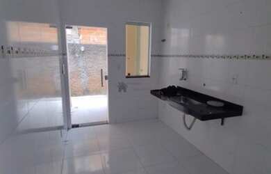 Imagem: A casa possui 3 Dormitórios, 1 Banheiro, 1 Vaga na garagem