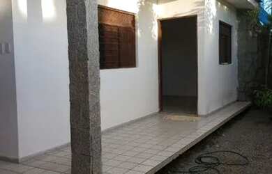 Imagem: A casa possui 3 Dormitórios e está localizado em Maceió