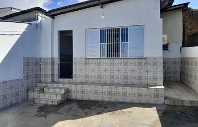 Imagem: A casa possui 2 Dormitórios, 1 Banheiro, 1 Vaga na garagem