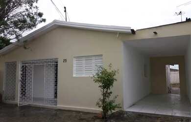 Imagem: A casa possui 3 Dormitórios, 3 Banheiros, 2 Vagas na garagem