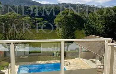 Imagem: A casa em condomínio possui 4 Dormitórios, 5 Banheiros, 2