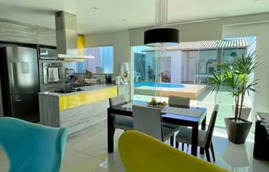 Imagem: A casa possui 3 Dormitórios, 2 Banheiros, 4 Vagas na garagem