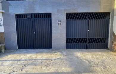 Imagem: A casa possui 4 Dormitórios, 3 Banheiros e 2 Vagas na garagem