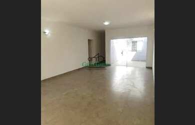 Imagem: A casa possui 3 Dormitórios, 3 Banheiros, 2 Vagas na garagem