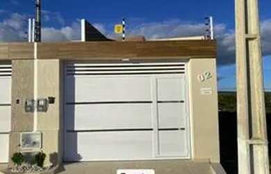 Imagem: A casa possui 3 Dormitórios, 2 Banheiros, 1 Vaga na garagem