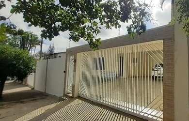 Imagem: A casa possui 4 Dormitórios, 2 Banheiros, 2 Vagas na garagem