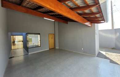 Imagem: A casa possui 3 Dormitórios, 2 Banheiros, 3 Vagas na garagem