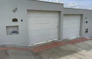 Imagem: A casa possui 3 Dormitórios, 1 Banheiro, 3 Vagas na garagem