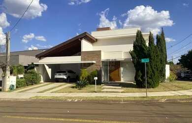 Imagem: A casa em condomínio possui 5 Dormitórios, 5 Banheiros, 4