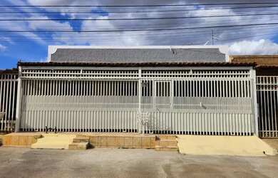 Imagem: A casa possui 4 Dormitórios, 2 Banheiros, 2 Vagas na garagem