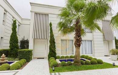 Imagem: A casa em condomínio possui 3 Dormitórios, 4 Banheiros, 3