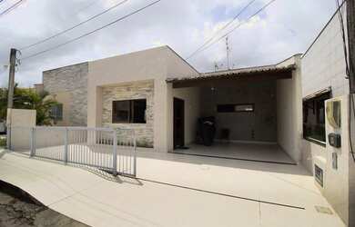 Imagem: A casa possui 3 Dormitórios, 2 Banheiros, 2 Vagas na garagem