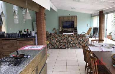 Imagem: A casa possui 3 Dormitórios, 5 Banheiros, 4 Vagas na garagem