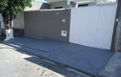 Imagem: A casa possui 2 Dormitórios, 2 Banheiros, 2 Vagas na garagem