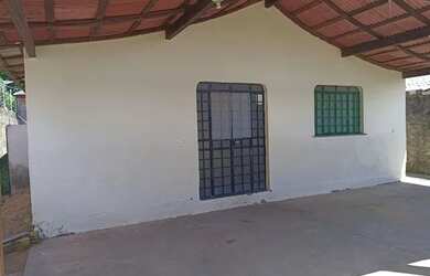 Imagem: A casa possui 3 Dormitórios, 3 Banheiros, 2 Vagas na garagem