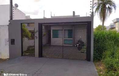 Imagem: A casa possui 3 Dormitórios, 2 Banheiros, 2 Vagas na garagem