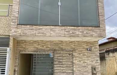 Imagem: A casa possui 2 Dormitórios, 1 Banheiro e 2 Vagas na garagem