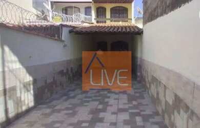 Imagem: A casa possui 2 Dormitórios, 2 Banheiros, 2 Vagas na garagem