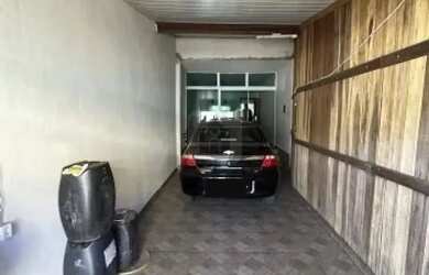 Imagem: A casa possui 3 Dormitórios, 2 Banheiros, 3 Vagas na garagem